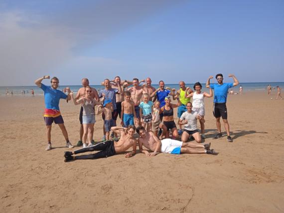 Teenagerclub auf Strandausflug