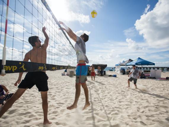 Beachvolleyball, organisiert vom besten Campingplatz in Saint Jean de Monts